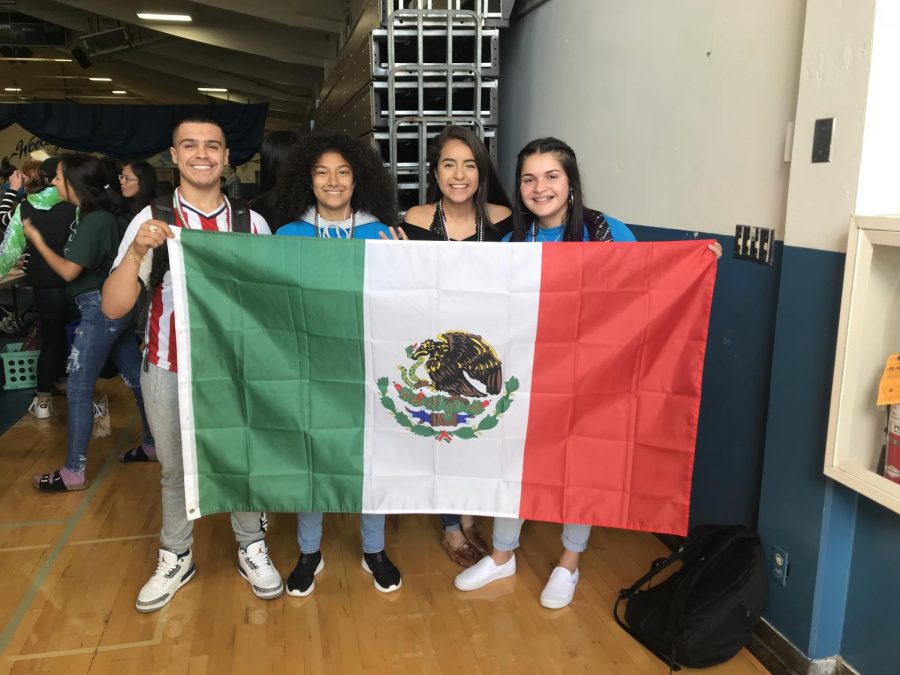 Members of the ‘Latinos Unidos’ club gather at SWHS club fair.  Courtesy of Kimberly Arce.