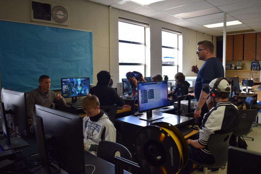 Esports+coach+Zack+Pope+offers+advice+to+students+who+compete+in+a+plethora+of+online+games.+The+club+has+become+increasingly+popular+in+it%E2%80%99s+few+short+years+at+SWHS.